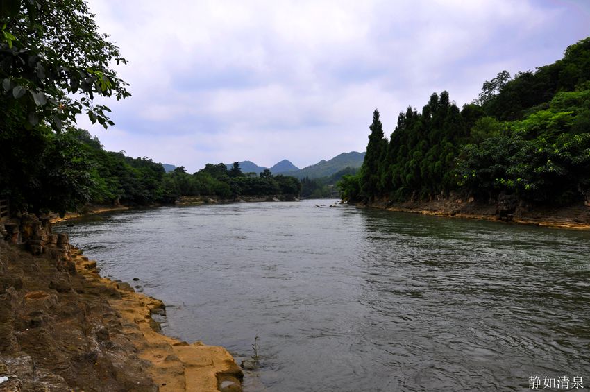 平水时,白水河流量不大,水流清澈,陡坡塘瀑布显得十分清秀妩媚.