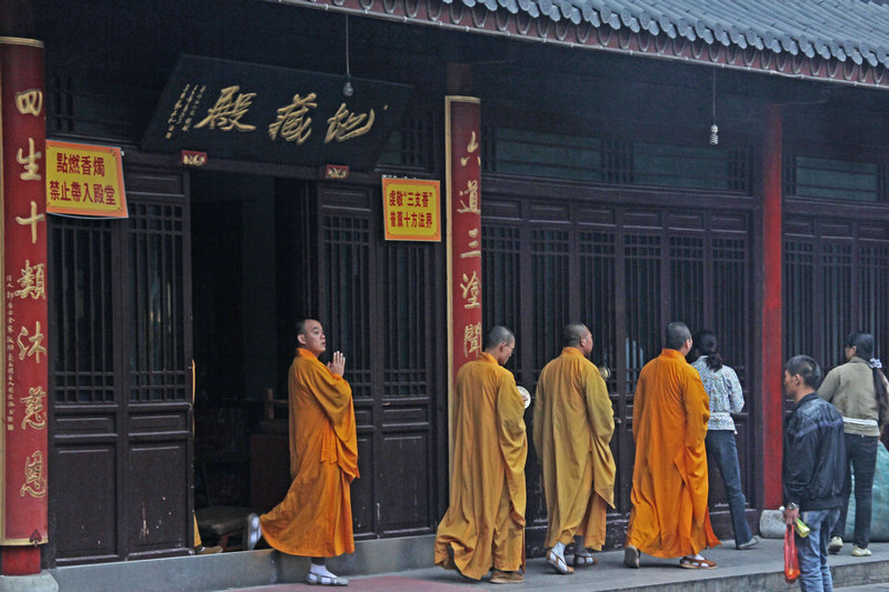 地藏殿内僧人在做法事