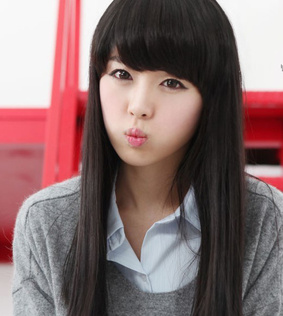 齐刘海长<em>直发发型</em>,修颜的圆弧状<em>修剪</em>的平刘海