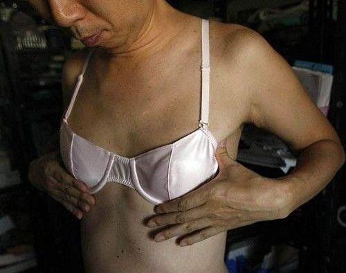 超恶心的<em>扣肉</em>罩--小日本男性流行穿<em>胸罩</em>(有劲