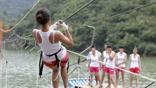 红<em>短裤</em>,白上衣,都是靓妹--河南成立<em>美女</em>漂流救