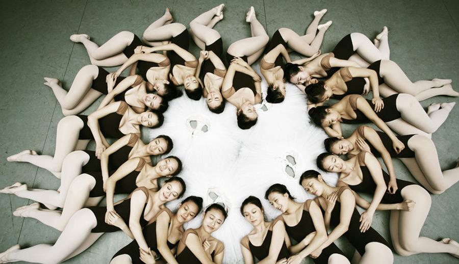 舞蹈学院的女大鞋生毕业照就是不一样--一排屁