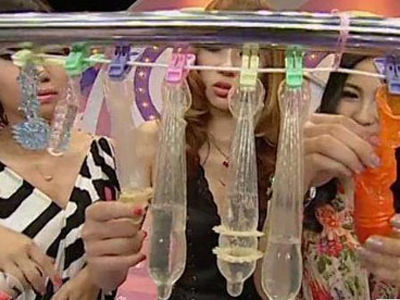 《魅力研习社》用避孕套吹气球