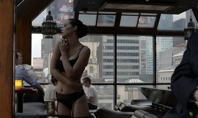 <em>扣肉</em>大大件--餐馆裸女阳台豪放解<em>胸罩</em> !(有劲图