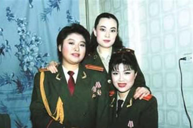 在曝光的照片中,最令网友惊奇的是导师韩红的变化,原来韩红年轻时候