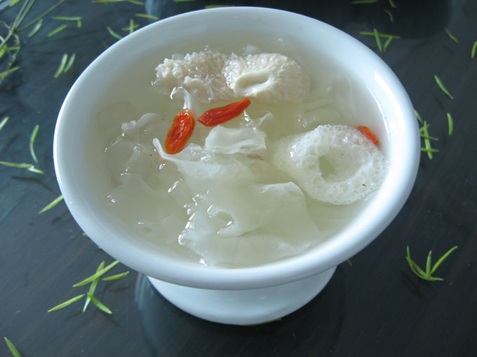 竹荪素有“真菌皇后”之美誉。它营养丰富,脆嫩爽口,富含21种氨基酸,是高蛋白,低脂肪的 营养品。亲们也可以选用百合家的织金短裙竹荪,织金竹荪是竹荪家族中品质极佳的品种,产 于百合的老家,贵州织金;无异味、口感更好,营养价值更高,周总理当年就是用它招待基辛 格的呢。看,胖胖的,是不是够筋斗?皂仁富含植物胶原蛋白,健脾润肠,口感糯里有点脆, 汤也更加爽滑细腻。银耳同其他“山珍”一样,不仅是席上的珍品,而且在医学宝库中也是久负 盛名的良药。银耳中含丰富的胶质、多种