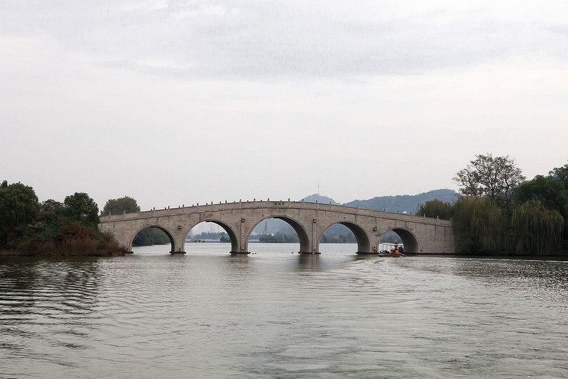 实拍萧山跨湖桥 8000年前的独木舟