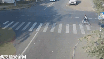 【动态组图】死里逃生的惊险一刻