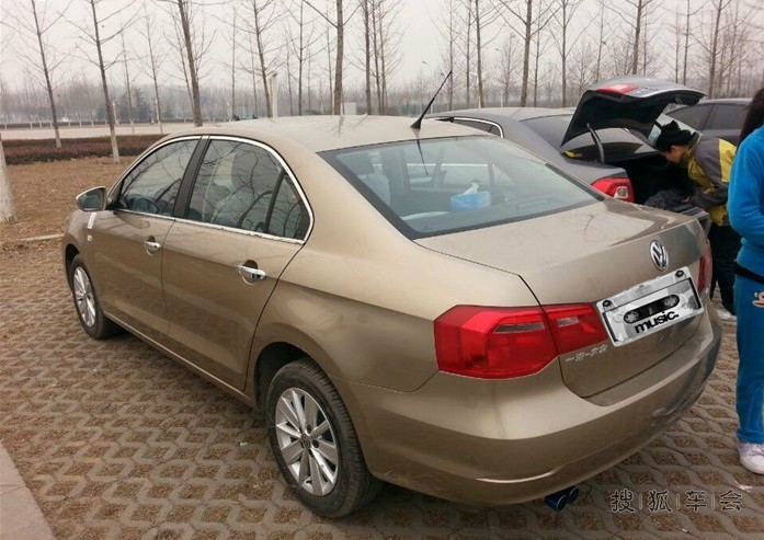 开着捷达去打篮球 女友兼职篮球陪练_捷达-捷