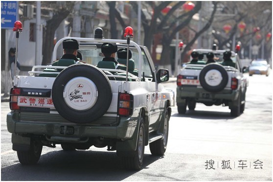 敞篷越野车上街巡逻_猎豹论坛_搜狐车友会