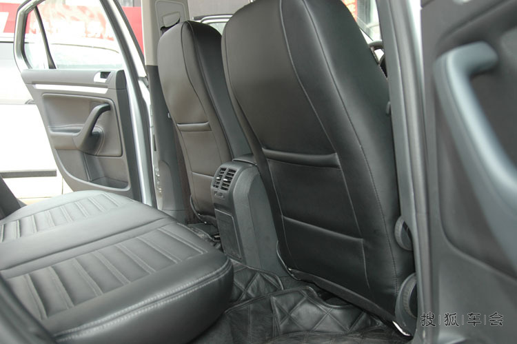 我的老速腾新包了一套真皮座椅套,还不错