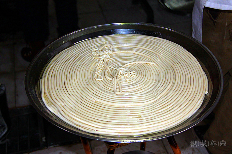 黄龙溪一根面,一碗就是一根!