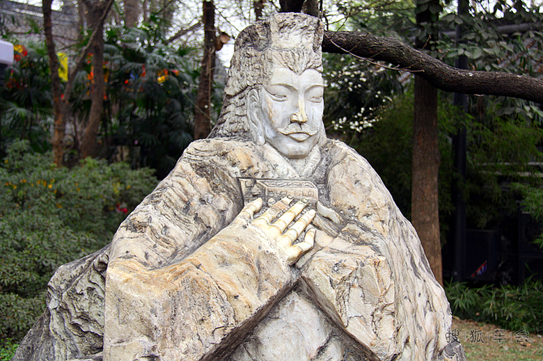 丞相祠堂何处寻,锦官城外柏森森