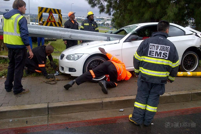 被爆菊的BMW 335i奇葩车祸 南非国脚死里逃生