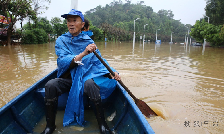 广东东莞马路积水民众划船出行