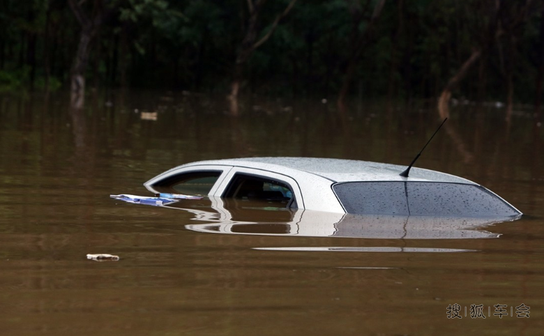 广东东莞马路积水民众划船出行