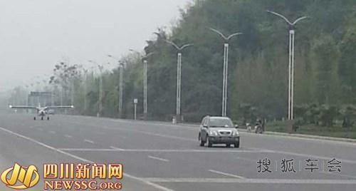 老外驾飞机在四川公路降落 加油后飞走(图)_北