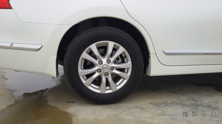 新天籁2.5黑色内饰珠光白提车咯