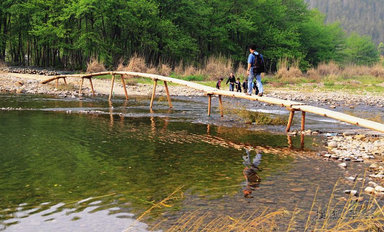 小小竹排江中游,巍巍青山两岸走。走进月亮湾