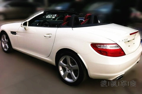 12年 奔驰slk200 白色敞篷跑车23w 高清图片