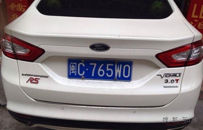 新蒙迪欧屁股的长安福特四个字抠了可以过年检