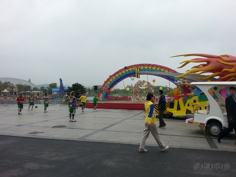 雨天游欢乐谷_乐风-乐友队