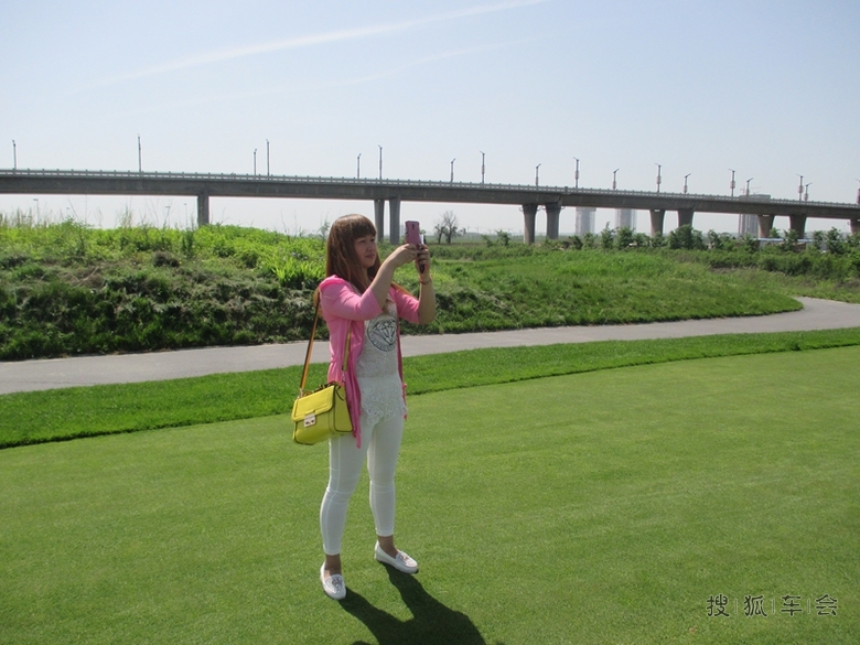 渭河湿地公园休闲打羽毛球