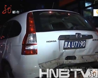 心情不好?哈尔滨女子开车抱狗打电话致四车接