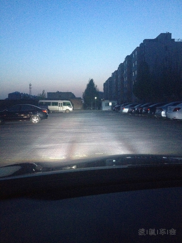 大庆新世代天籁改疝气大灯安装防虫网作业