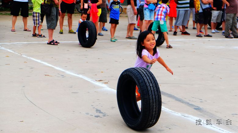 搜狐汽车&中石化乐谷银滩海拉之夜-滚轮胎游