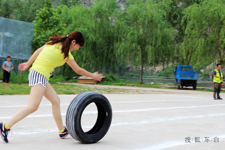 搜狐汽车&中石化乐谷银滩海拉之夜-滚轮胎游