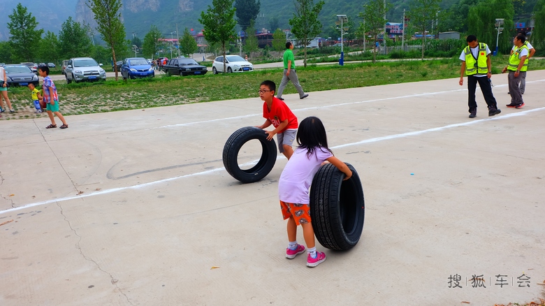 搜狐汽车&中石化联名会员活动滚轮胎游戏现场