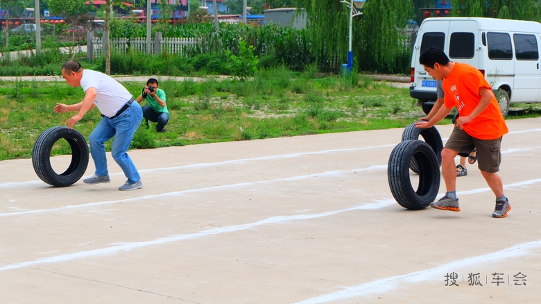 搜狐汽车&中石化联名会员活动滚轮胎游戏现场