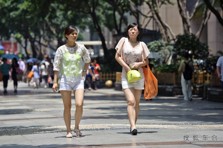 解放碑前拍美女,够麻辣吗?_搜狐-车影会
