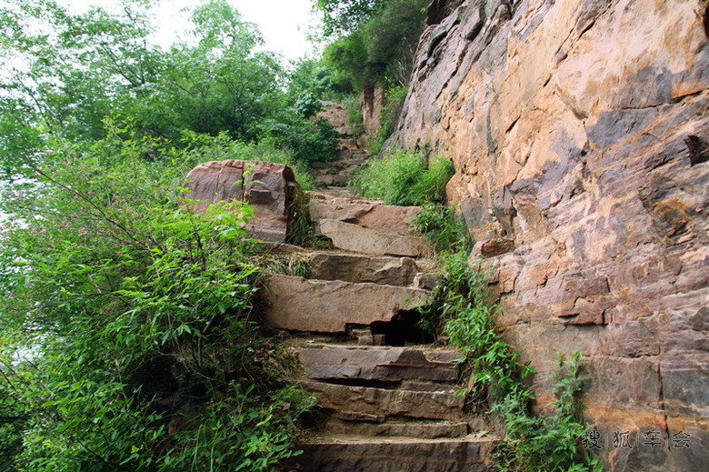 ]郭亮村里爬炮楼登天梯