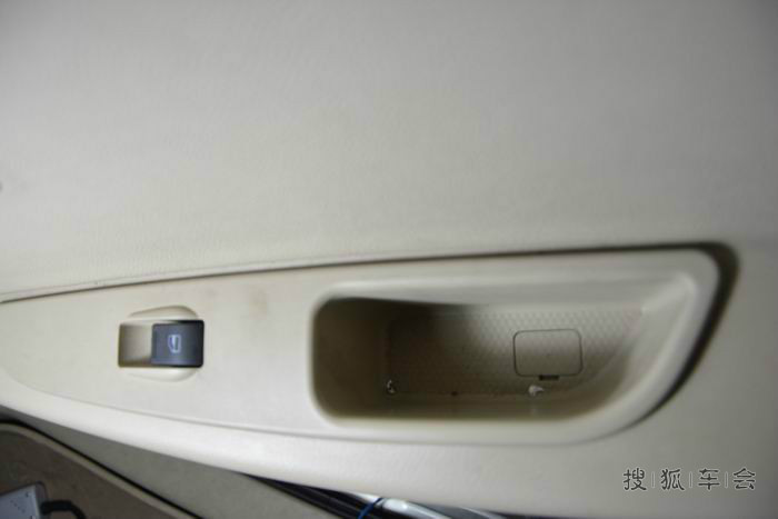2010款老风云2增加三门车窗按键背光灯作业-