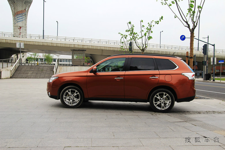 【注重空间\/油耗\/高科技】试驾2013款三菱欧蓝