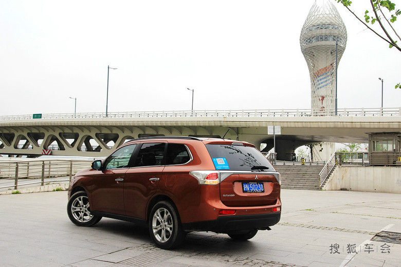 【注重空间\/油耗\/高科技】试驾2013款三菱欧蓝