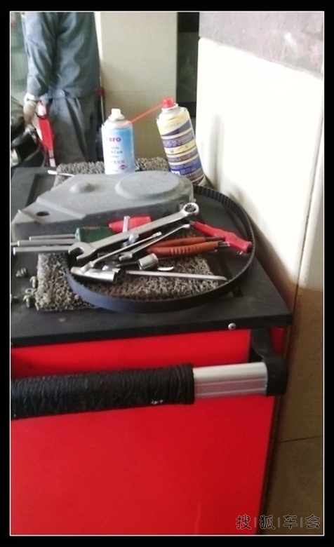皮带可算很麻烦啊 拆了一大堆零件啊,连风扇的卸了下来. 高清图片