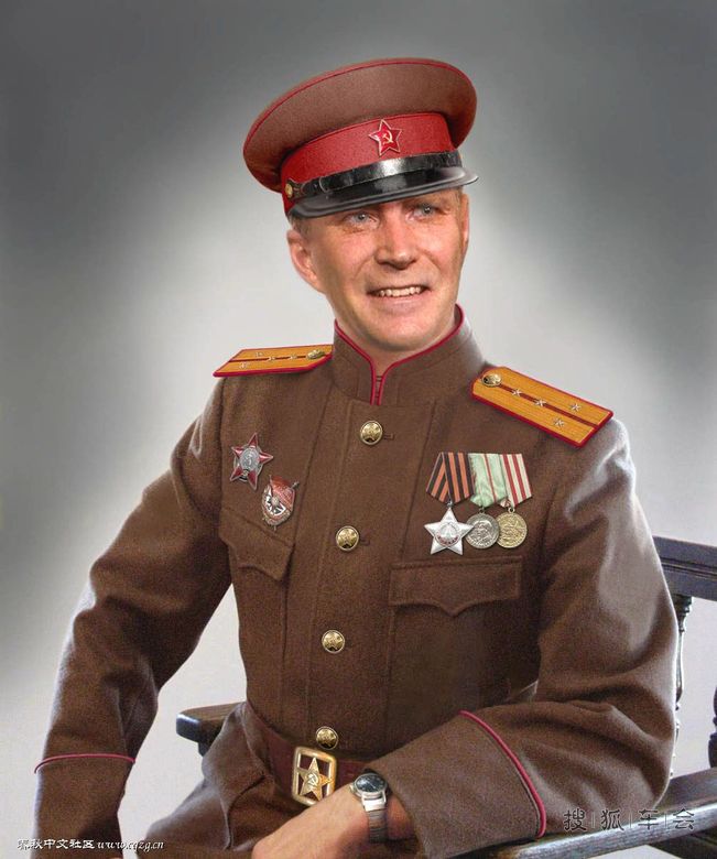 1943年恢复佩戴沙皇俄国军衔肩章后的苏联红