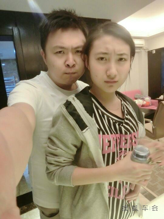 未成年1996年女友给我的奔驰小C260当车模 媳