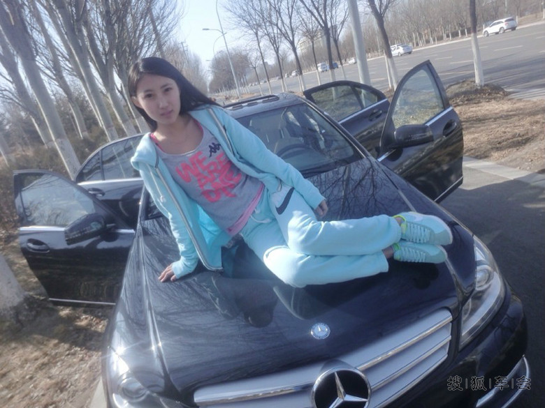 未成年1996年女友给我的奔驰小C260当车模 媳