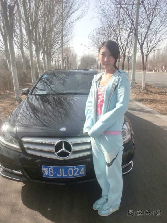 未成年1996年女友给我的奔驰小C260当车模 媳