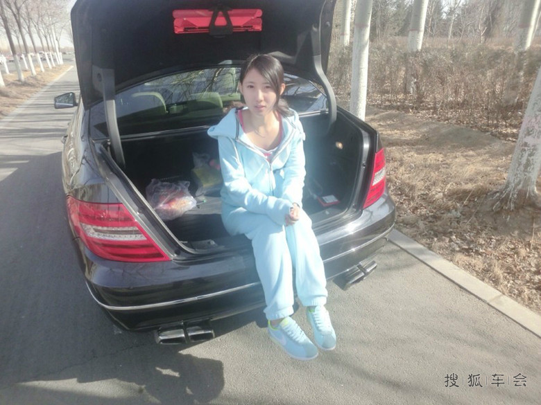 未成年1996年女友给我的奔驰小C260当车模 媳