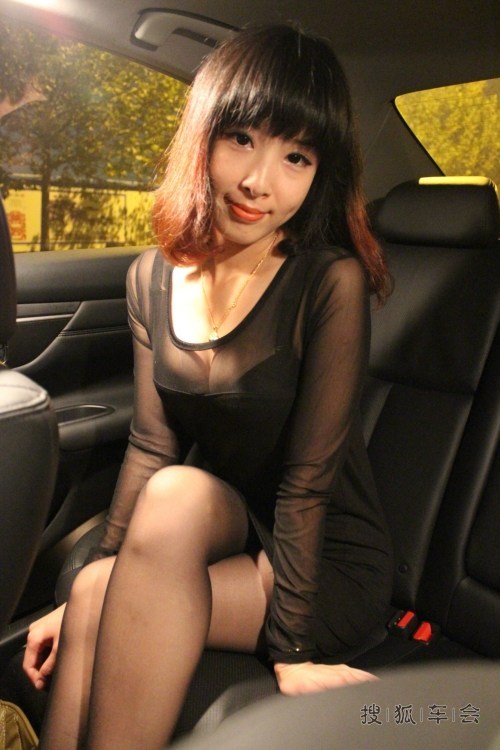 发福利啦,《媳妇当车模》之萌妹子配性感黑丝