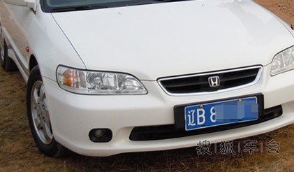 让我们回忆经典老车 白色本田雅阁六代2.3豪华