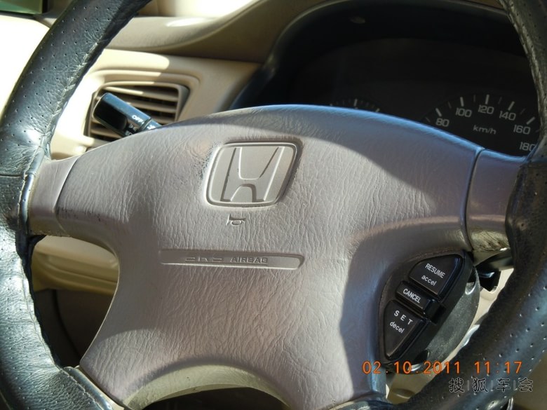 让我们回忆经典老车 白色本田雅阁六代2.3豪华