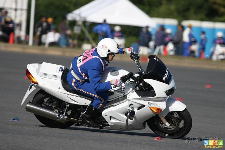 日本警视厅女警骑大排量摩托车参加摩托车巡车