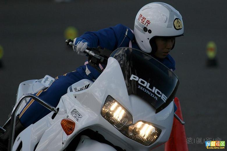 日本警视厅女警骑大排量摩托车参加摩托车巡车