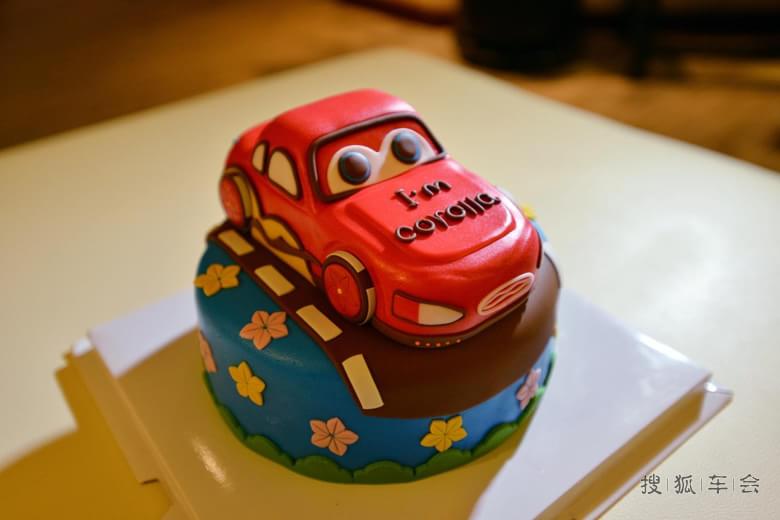 不拉仇恨 只晒幸福 一家三口住进卡罗拉